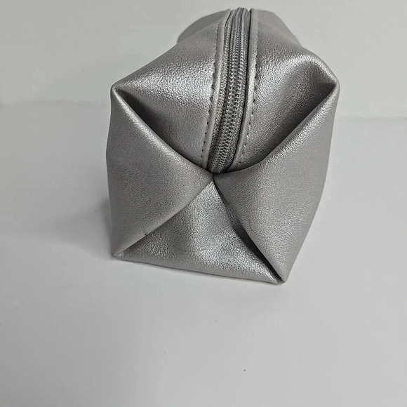 BVLGARI Parfums Exclusively for Emirates Silver Cosmetic Case clutch tote travel - Picture 5 of 12